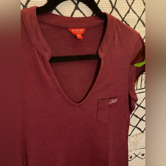 Guess size large v-neck shirt - Picture 3 of 4